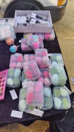 Variedad de productos de maquillaje, sombras y esponjas