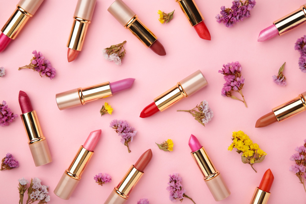 Labiales y flores en composición estética para promoción de cosméticos