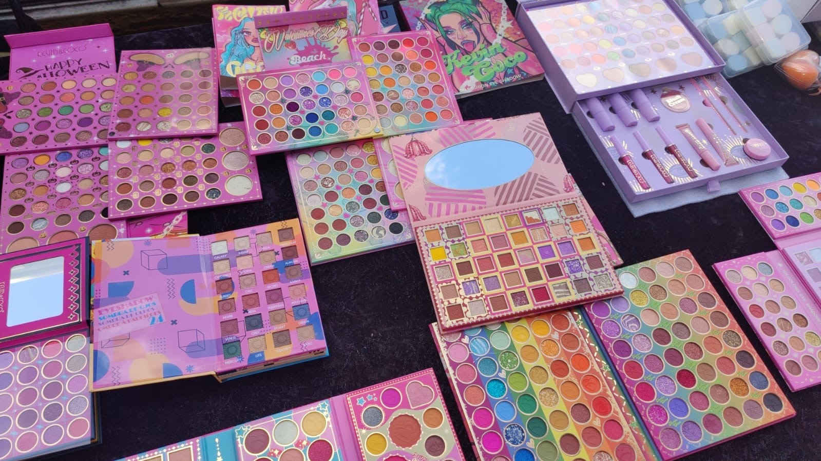 Paletas de maquillaje coloridas con espejo y diseño moderno