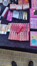 Set de labiales y paletas de sombras para maquillaje profesional sobre mesa