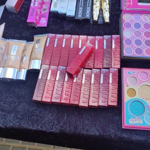 Set de labiales y paletas de sombras para maquillaje profesional sobre mesa