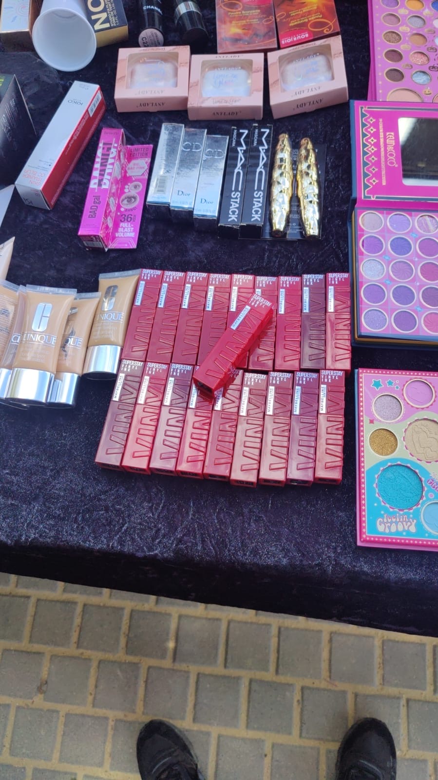 Set de labiales y paletas de sombras para maquillaje profesional sobre mesa