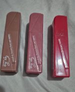 Dúo de labiales líquidos en tonos vino y marrón con empaque rojo mate