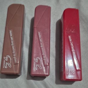 Dúo de labiales líquidos en tonos vino y marrón con empaque rojo mate