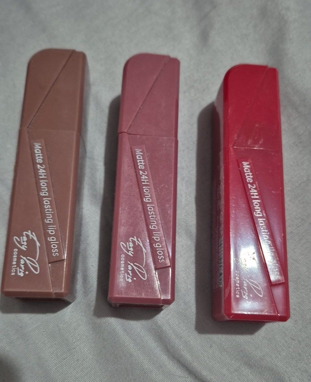 Dúo de labiales líquidos en tonos vino y marrón con empaque rojo mate