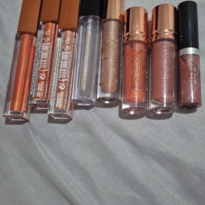 Brillos labiales y glosses con tonos brillantes y metalizados