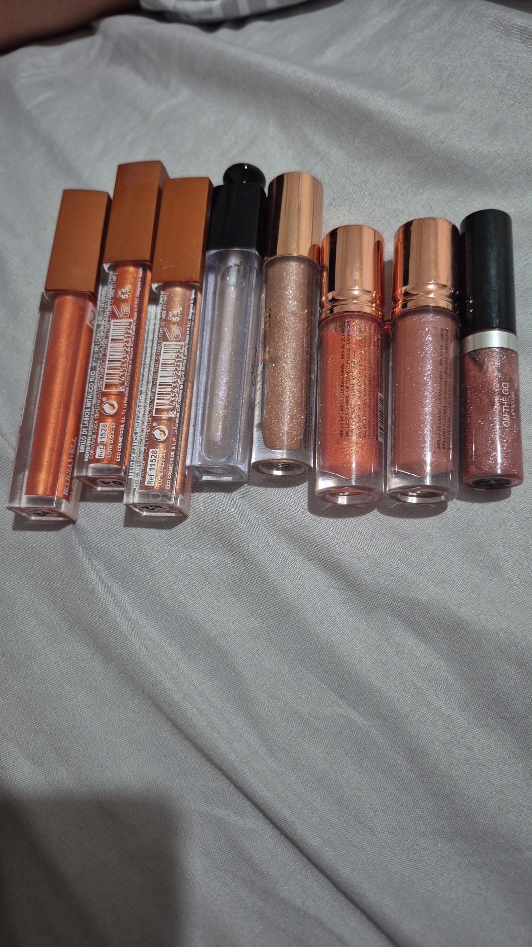 Brillos labiales y glosses con tonos brillantes y metalizados