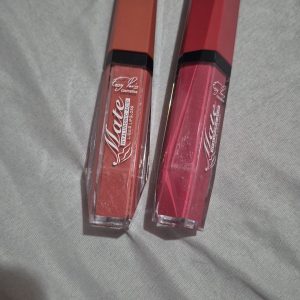 Labiales líquidos nude y rosa con acabado mate sobre fondo blanco