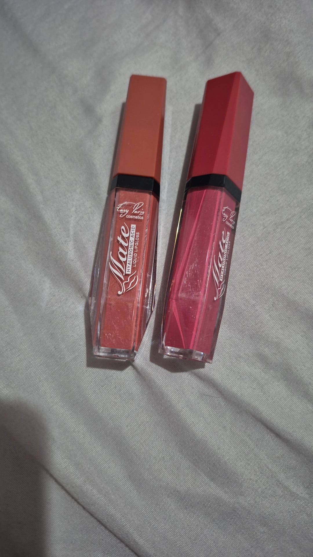 Labiales líquidos nude y rosa con acabado mate sobre fondo blanco